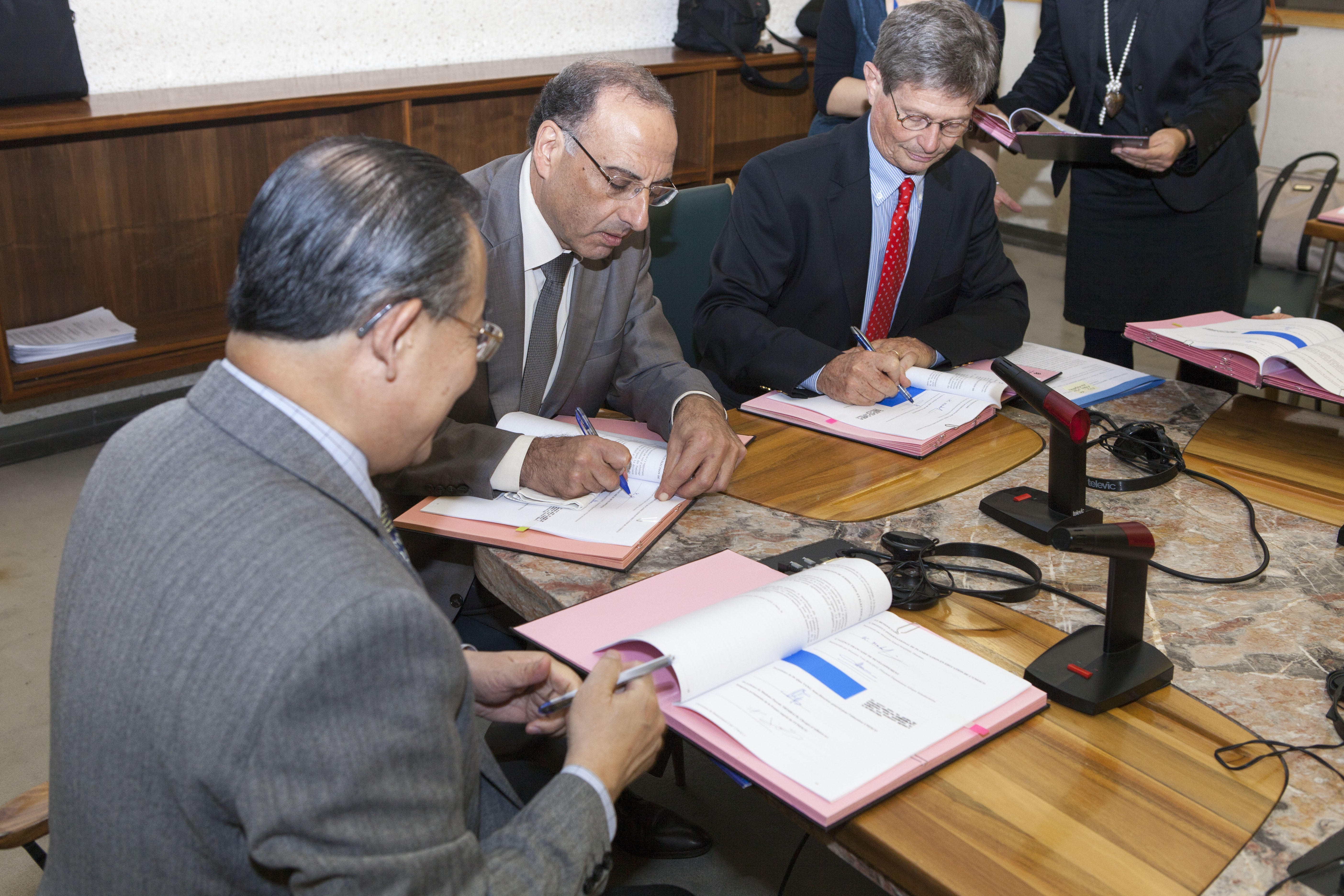 Signature de la convention d'intégration à l'IIPE au siège de l’UNESCO, le 9 octobre 2013.  